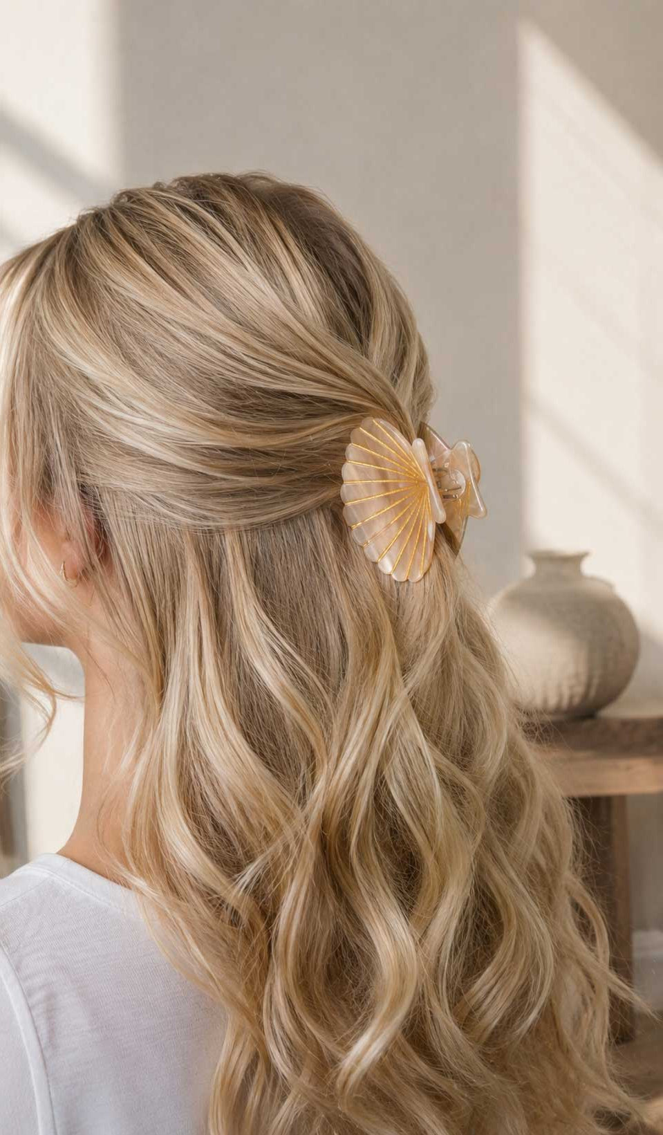 Haarklammer Amber Shell Muschel braun kombiniert mit goldenem Schmuck – sommerlicher Look, Saltyblush
