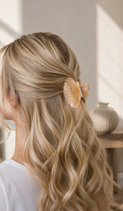 Haarklammer Amber Shell Muschel braun kombiniert mit goldenem Schmuck – sommerlicher Look, Saltyblush
