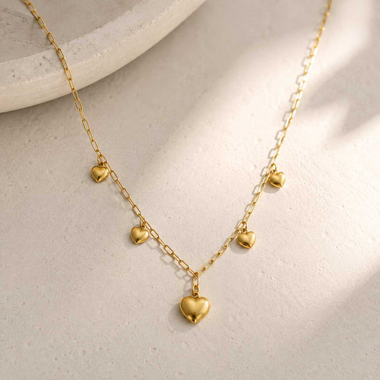 Goldene Halskette Amour Glow mit fünf Herz-Charms an feiner Gliederkette – Edelstahl, Saltyblush
