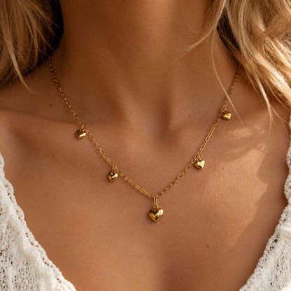 Goldene Halskette Amour Glow mit Herz-Charms am Hals getragen – Edelstahl, Saltyblush
