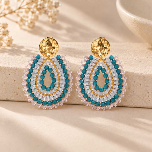 Aqua Bloom goldene Perlenohrringe – Detailansicht von vorne
