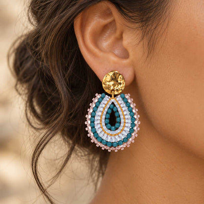 Aqua Bloom goldene Perlenohrringe – Stimmungsbild, Styling-Ansicht
