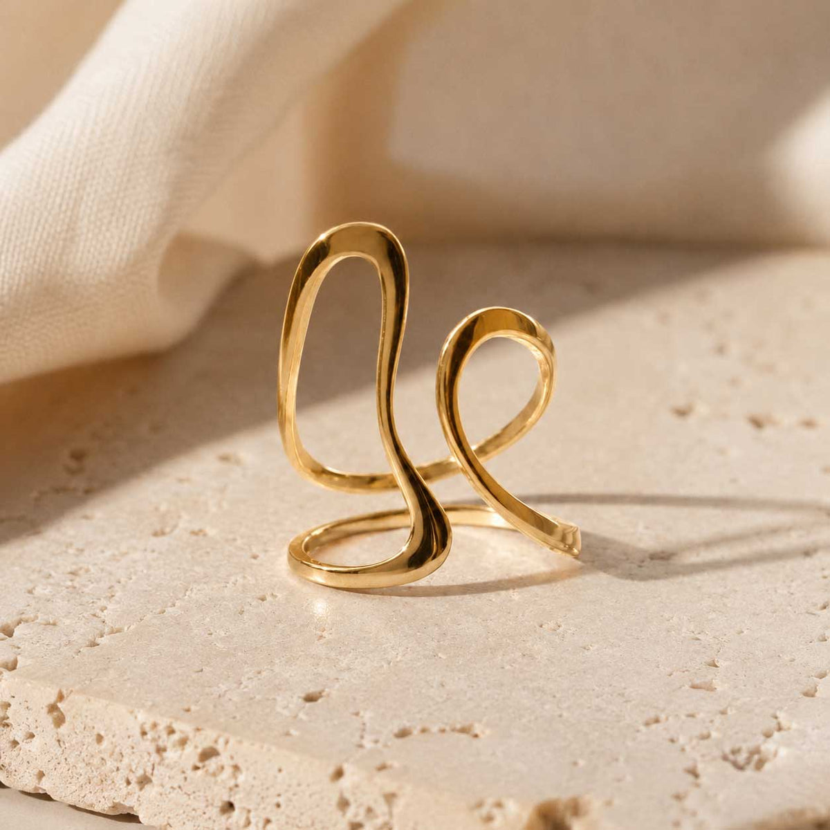 Goldener Ring „Aura Flow" mit asymmetrischer Fließform aus Edelstahl – größenverstellbar | Saltyblush
