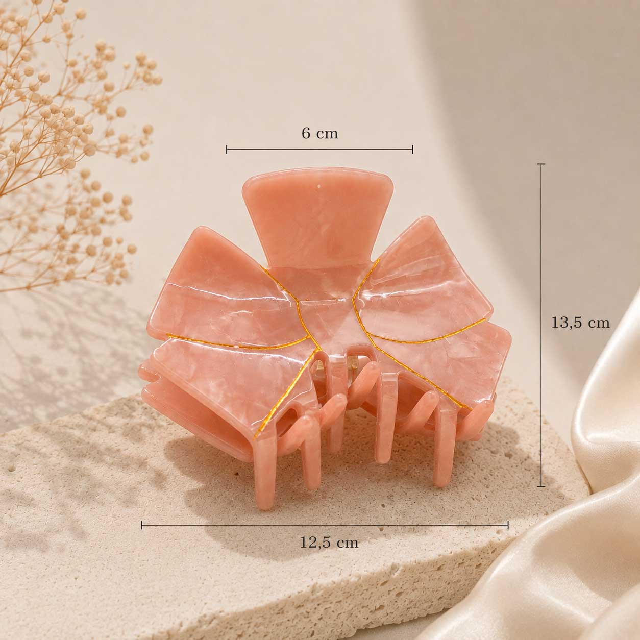 Aurabow Haarklammer mit Maßangaben – 6 cm Höhe, 12,5 cm Breite, rosa Kunststoff mit goldenen Kintsugi-Linien
