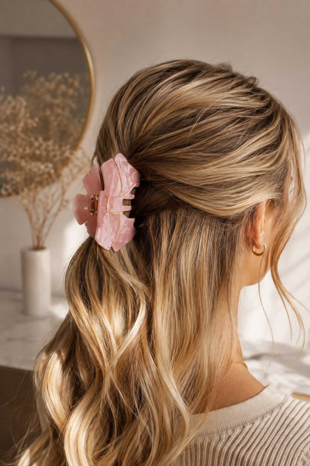 Aurabow Haarklammer im blonden Haar – rosa Blütenform mit Golddetails im Half-Up-Style, Lifestyle-Foto

