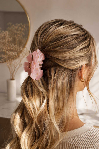 Aurabow Haarklammer im blonden Haar – rosa Blütenform mit Golddetails im Half-Up-Style, Lifestyle-Foto
