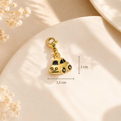 Goldener Auto-Charm mit Maßangaben – 1,5 cm x 1 cm – schwarze Akzente, Edelstahl – Saltyblush
