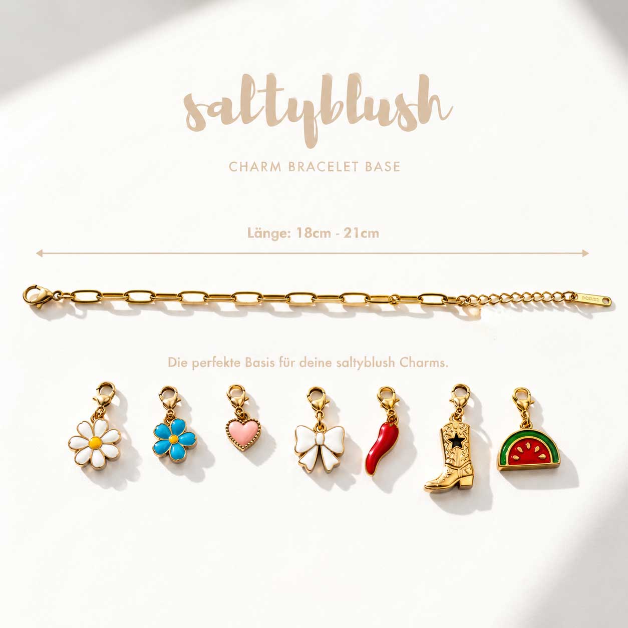 Saltyblush Charm Bracelet Base Infografik – goldenes Paperclip-Armband 18–21 cm mit sieben bunten Emaille-Charms als Übersicht