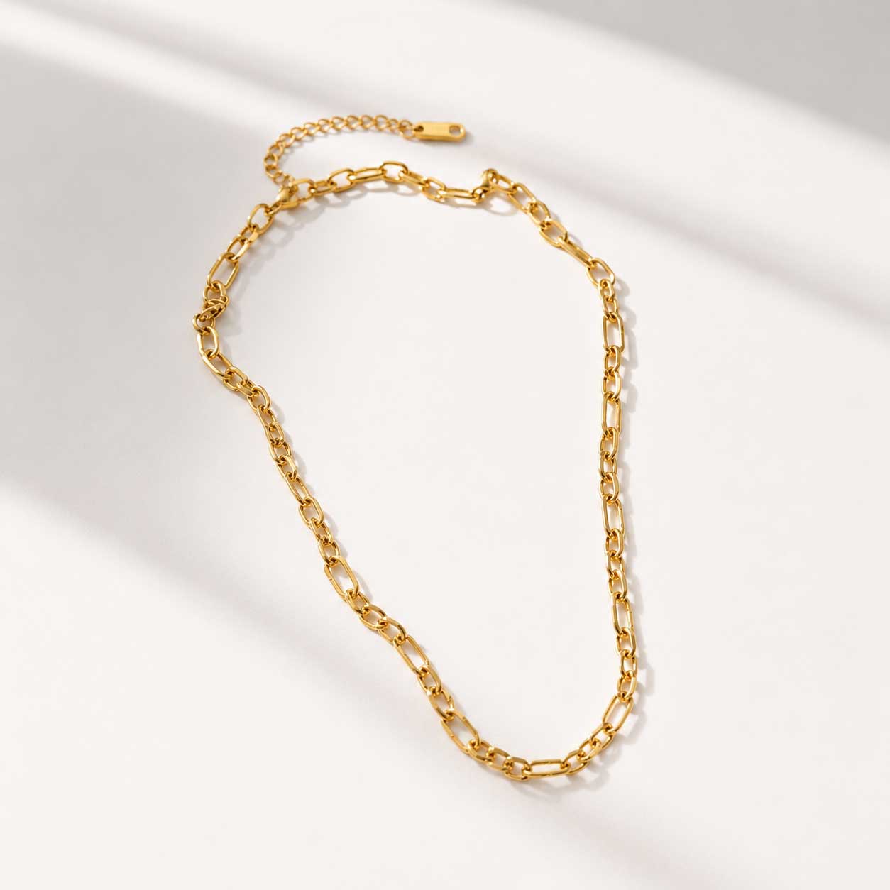 Goldene Charm Halskette aus Edelstahl von Saltyblush – Base Special, 42–47 cm, verstellbar
