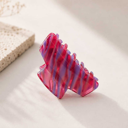 Berry Wave Haarklammer in Pink und Lila – Acryl Wellenmuster, Produktfoto auf hellem Untergrund
