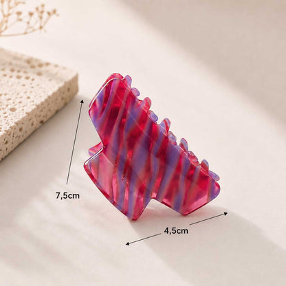 Berry Wave Haarklammer mit Maßangaben – 7,5 cm Länge, 4,5 cm Breite, Acryl in Pink und Lila
