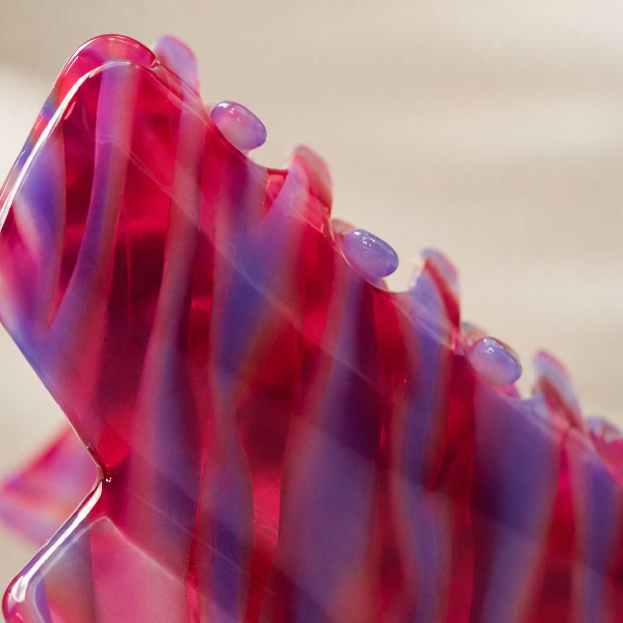 Nahaufnahme Berry Wave Haarklammer – Wellenmuster und Zacken in Pink und Lila, Acryl-Detail
