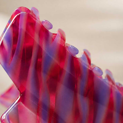 Nahaufnahme Berry Wave Haarklammer – Wellenmuster und Zacken in Pink und Lila, Acryl-Detail
