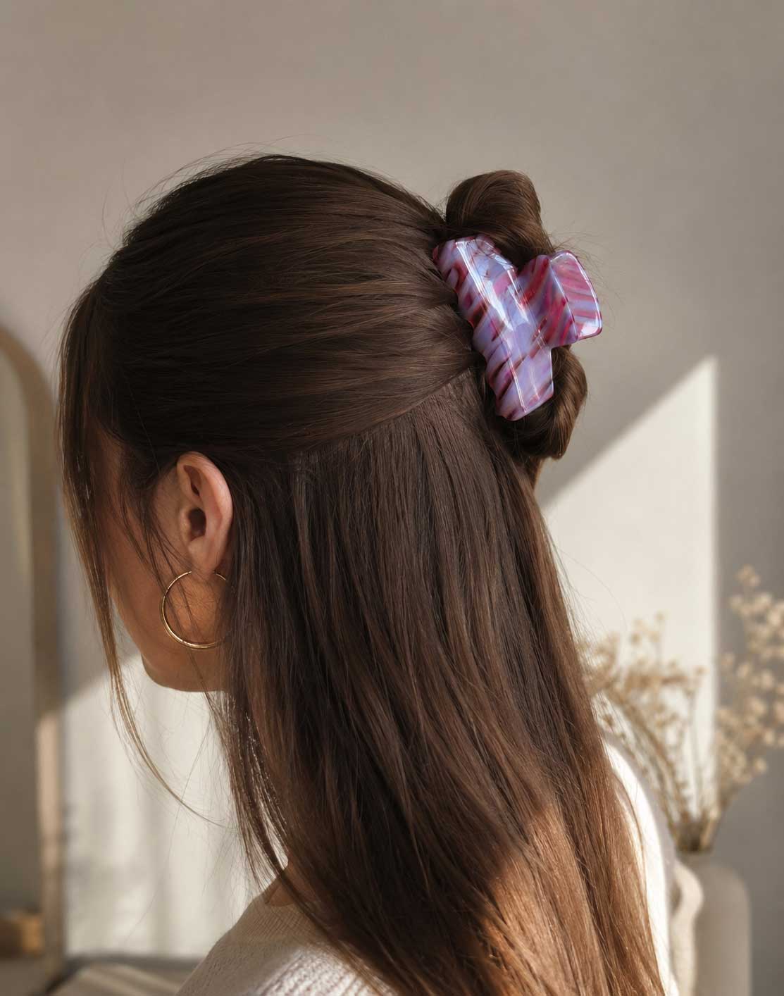 Berry Wave Haarklammer getragen im dunklen Haar – Half-Up-Style mit pinkem Wellenmuster-Clip
