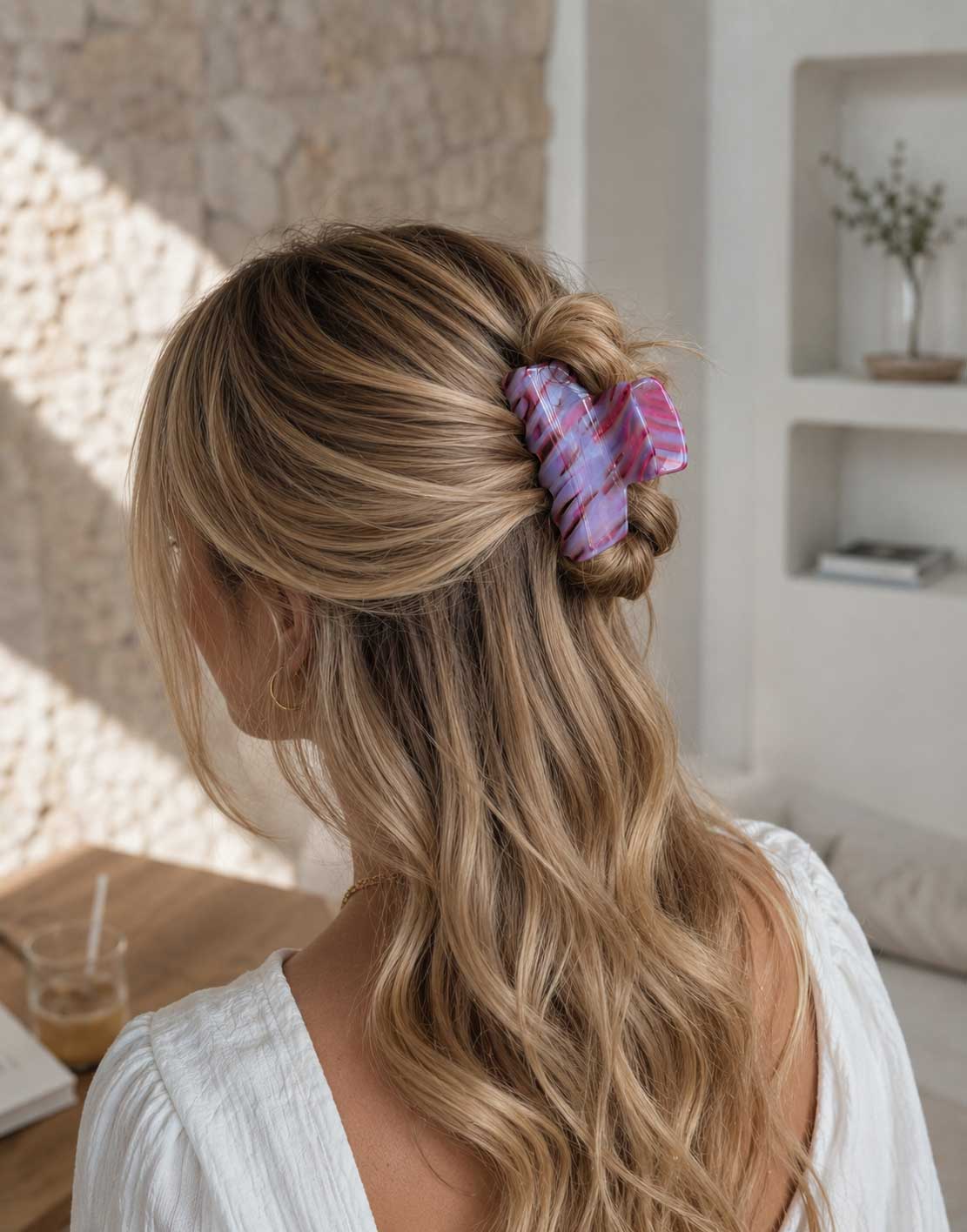 Berry Wave Haarklammer im blonden Haar – Half-Up-Frisur mit pinkem Acryl-Clip, Lifestyle-Foto
