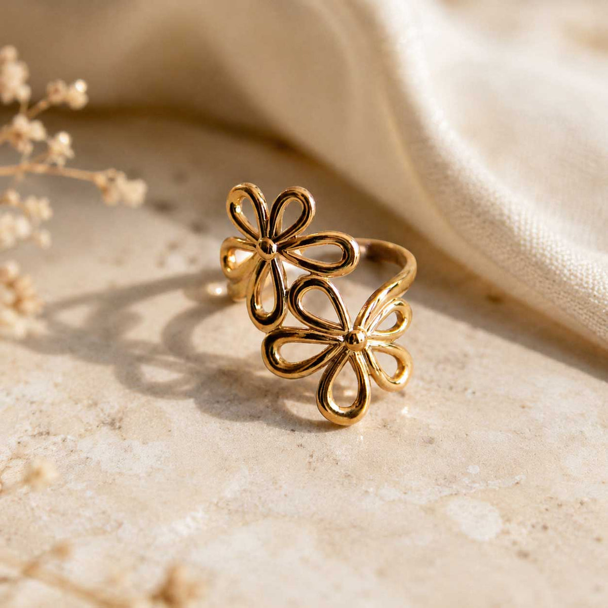 Blossom Glow Ring – goldener Blütenring auf Marmor mit Trockenblumen, verstellbar, Edelstahl, Saltyblush