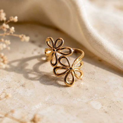 Blossom Glow Ring – goldener Blütenring auf Marmor mit Trockenblumen, verstellbar, Edelstahl, Saltyblush