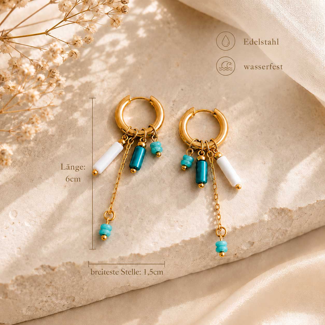 Goldene Creolen Blue Tide mit türkisen & weißen Perlen-Charms – Länge 6 cm, Edelstahl, wasserfest – Saltyblush

