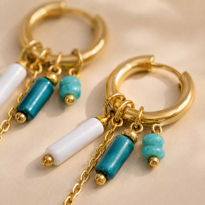 Nahaufnahme goldene Creolen Blue Tide mit türkisen Perlen, weißen Stäbchen & Goldkugeln – Edelstahl – Saltyblush
