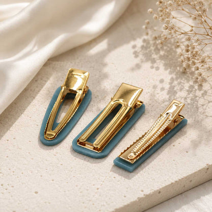 Rückseite türkisfarbener Haarspangen mit goldenem Metallmechanismus, Detailansicht der Verschlüsse des 3er Haarclip-Sets in Blau

