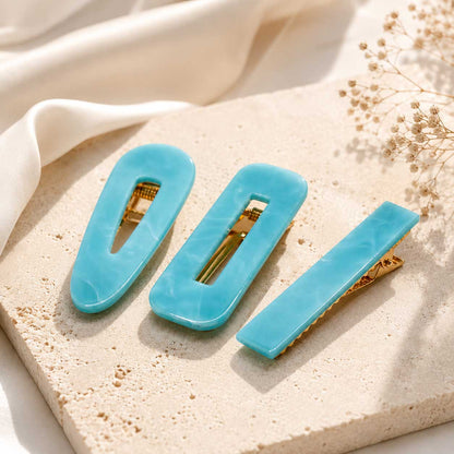 Türkisfarbenes Haarspangen-Set mit 3 Stück auf Sandstein, blaue Acryl-Haarclips in verschiedenen Formen mit goldenem Verschluss
