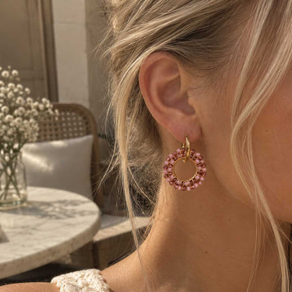 Blush Beaded Hoops goldene Creolen mit rosa Perlenring am Ohr getragen, helles Interior-Lifestyle-Foto
[AI]