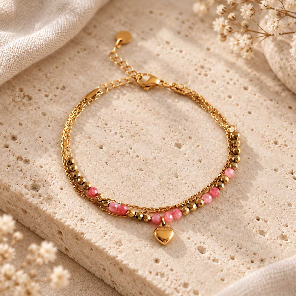 Goldenes dreireihiges Armband aus Edelstahl mit facettierten Elementen und zartem Herzdetail, verstellbare Länge von 16,5 bis 19,5 cm
