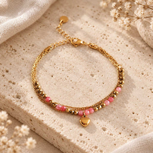 Goldenes dreireihiges Armband aus Edelstahl mit facettierten Elementen und zartem Herzdetail, verstellbare Länge von 16,5 bis 19,5 cm

