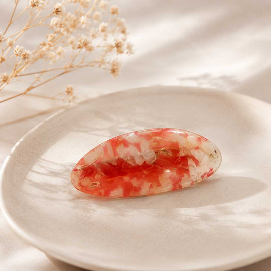 Blush Marble Haarspange aus Acryl in Rosa-Weiß mit Marmor-Muster auf weißem Tablett mit Trockenblumen – Saltyblush
