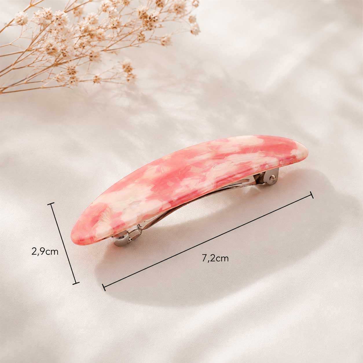Blush Marble Haarspange aus Acryl in Rosa-Weiß mit Maßangaben 7,2 cm x 2,9 cm auf hellem Hintergrund mit Trockenblumen – Saltyblush
