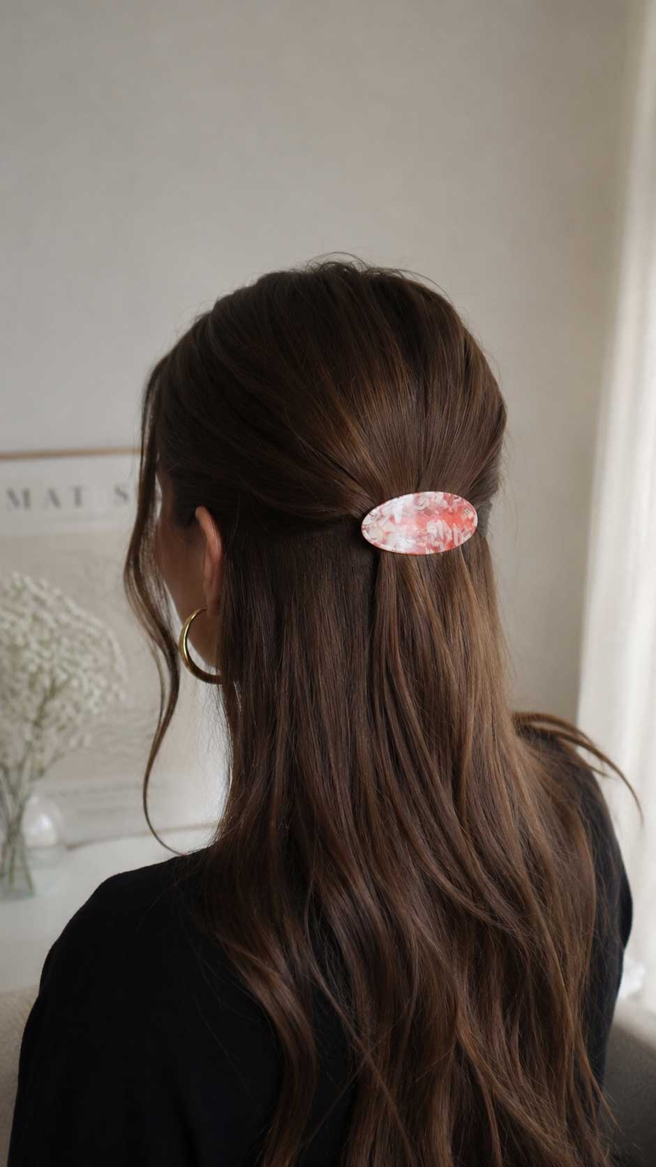 Frau mit langen braunen Haaren trägt die Blush Marble Haarspange als Halbhochsteckfrisur – Saltyblush
