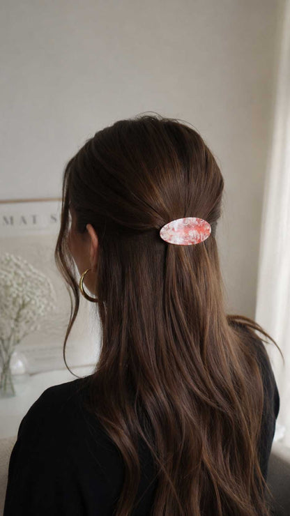 Frau mit langen braunen Haaren trägt die Blush Marble Haarspange als Halbhochsteckfrisur – Saltyblush
