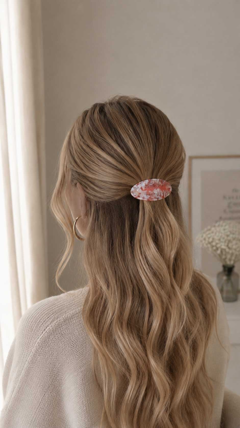 Frau mit langen blonden Wellen trägt die Blush Marble Haarspange als Halbhochsteckfrisur vor hellem Fenster – Saltyblush
