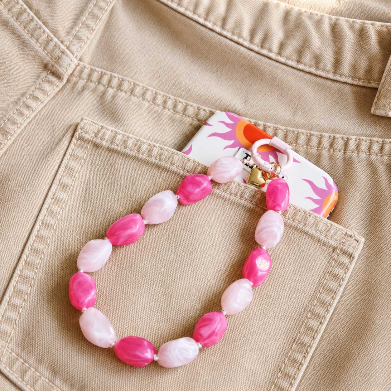 Phone Charm Blush Pearl am Handy in Cargo-Tasche – rosa & fuchsia Nugget-Perlen, goldener Herz-Charm – Saltyblush
