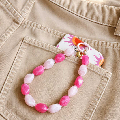 Phone Charm Blush Pearl am Handy in Cargo-Tasche – rosa & fuchsia Nugget-Perlen, goldener Herz-Charm – Saltyblush
