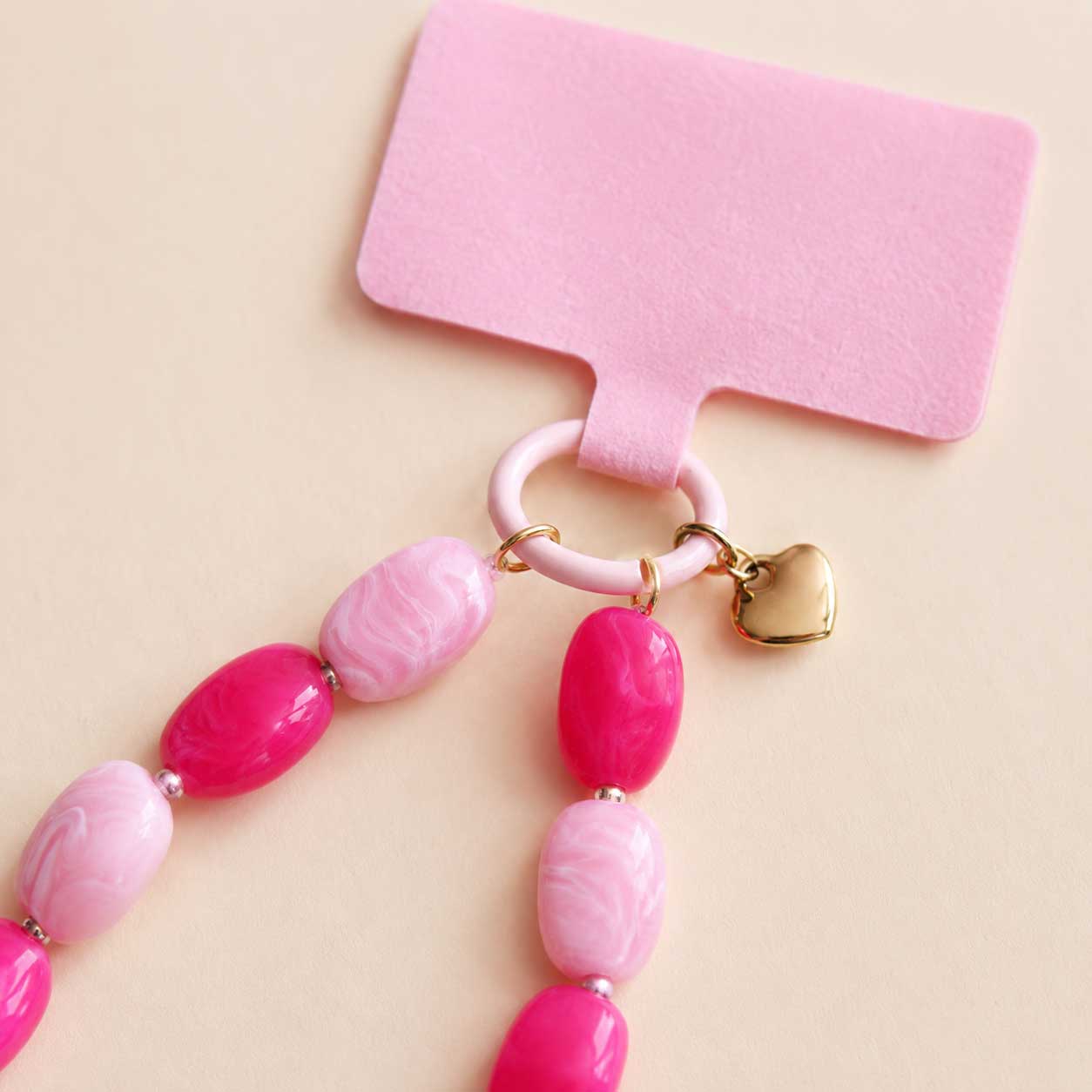 Detailaufnahme Phone Charm Blush Pearl – Lanyard-Karte, rosa Ring, goldener Herz-Charm & Nugget-Perlen – Saltyblush
