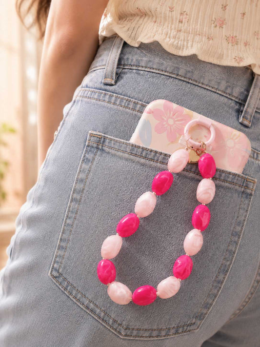 Phone Charm Blush Pearl am Smartphone in Jeans-Tasche – rosa & fuchsia Perlen mit goldenem Herz-Charm – Saltyblush
