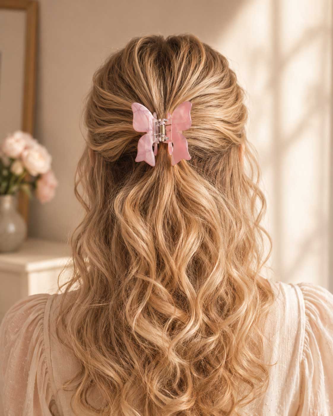 Schleifen-Haarklammer Blushbow in Rosé im lockigen blonden Haar – femininer Half-Up-Look – Saltyblush
