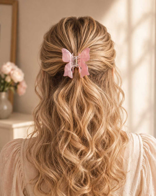 Schleifen-Haarklammer Blushbow in Rosé im lockigen blonden Haar – femininer Half-Up-Look – Saltyblush
