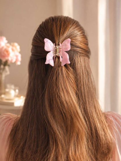 Schleifen-Haarklammer Blushbow in Rosé im glatten braunen Haar – eleganter Half-Up-Look – Saltyblush
