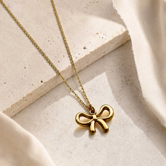 Goldene Halskette mit Schleifen-Anhänger „Bow Glow" aus Edelstahl – filigran & feminin | Saltyblush
