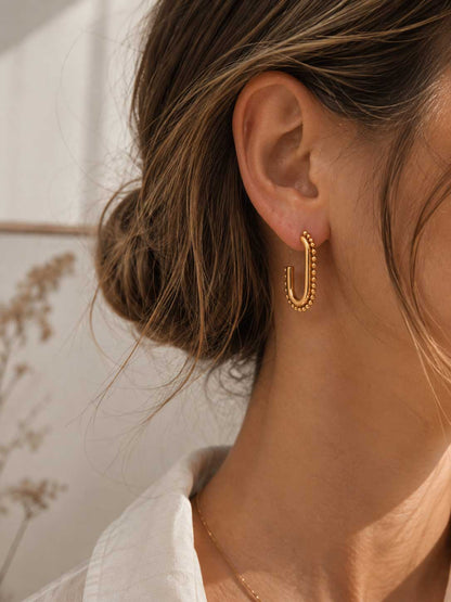 Celeste Glow goldene rechteckige Ohrringe getragen – elegante Seitenansicht mit Halskette
