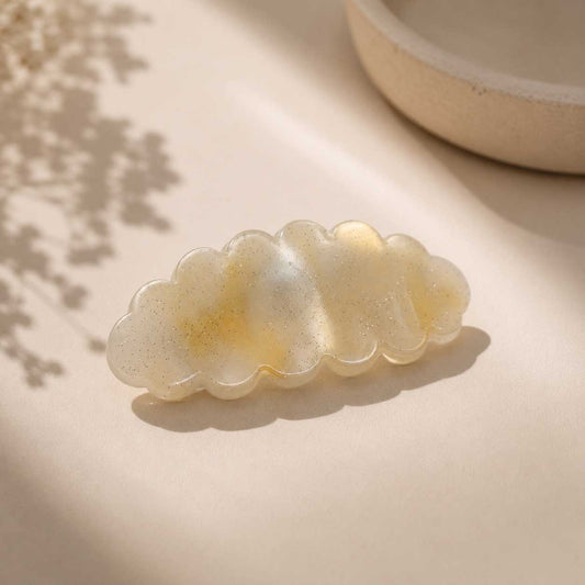 Cloud Glow Haarspange in Wolkenform – cremeweiß mit feinem Glitzereffekt, Frontansicht
