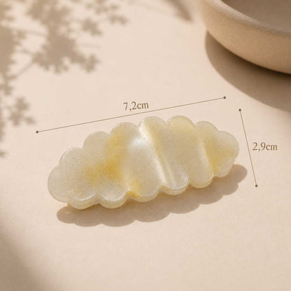 Cloud Glow Haarspange mit Maßangaben – 7,2 cm Länge, 2,9 cm Breite, cremeweiß mit Schimmer

