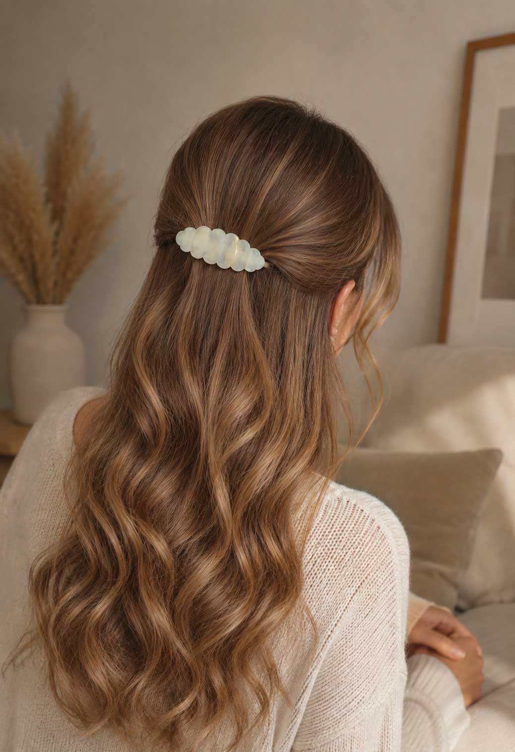 Cloud Glow Haarspange im Half-up-Styling – zartes Statement-Piece in welligem hellbraunem Haar

