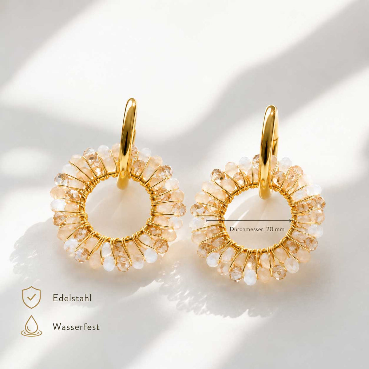Cream Glow Hoops Detailbild – goldene Creolen mit cremefarbenen Kristallperlen, Durchmesser 20mm, Edelstahl & wasserfest, Saltyblush