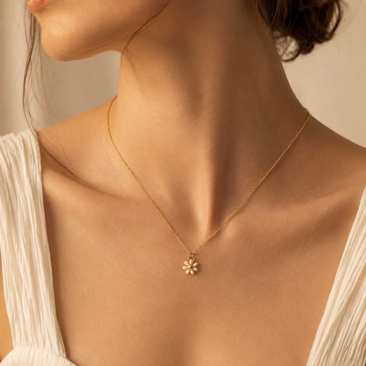 Goldene Halskette Daisy Bloom mit Gänseblümchen-Anhänger getragen am Hals – filigrane Edelstahlkette, Saltyblush
