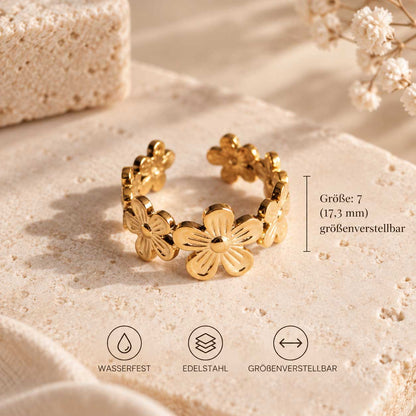 Daisy Kiss goldener Ring mit Maßen – Größe 7 (17,3 mm), größenverstellbar, wasserfest, Edelstahl, 5-Blatt-Blütendesign, auf Travertin mit Trockenblumen

