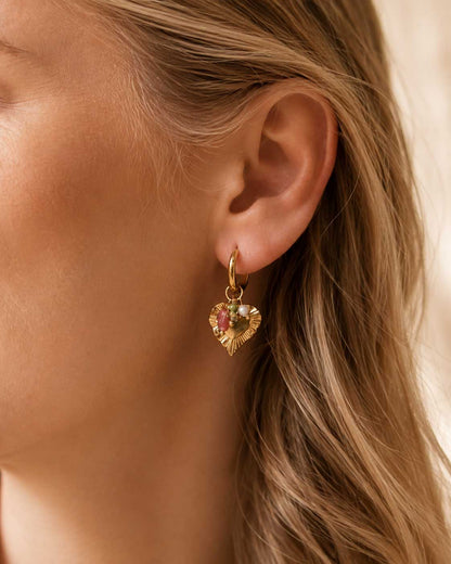 Goldene Creolen Dolce Cuore mit graviertem Herz-Charm und bunten Perlen am Ohr getragen – feminin & romantisch – Saltyblush
