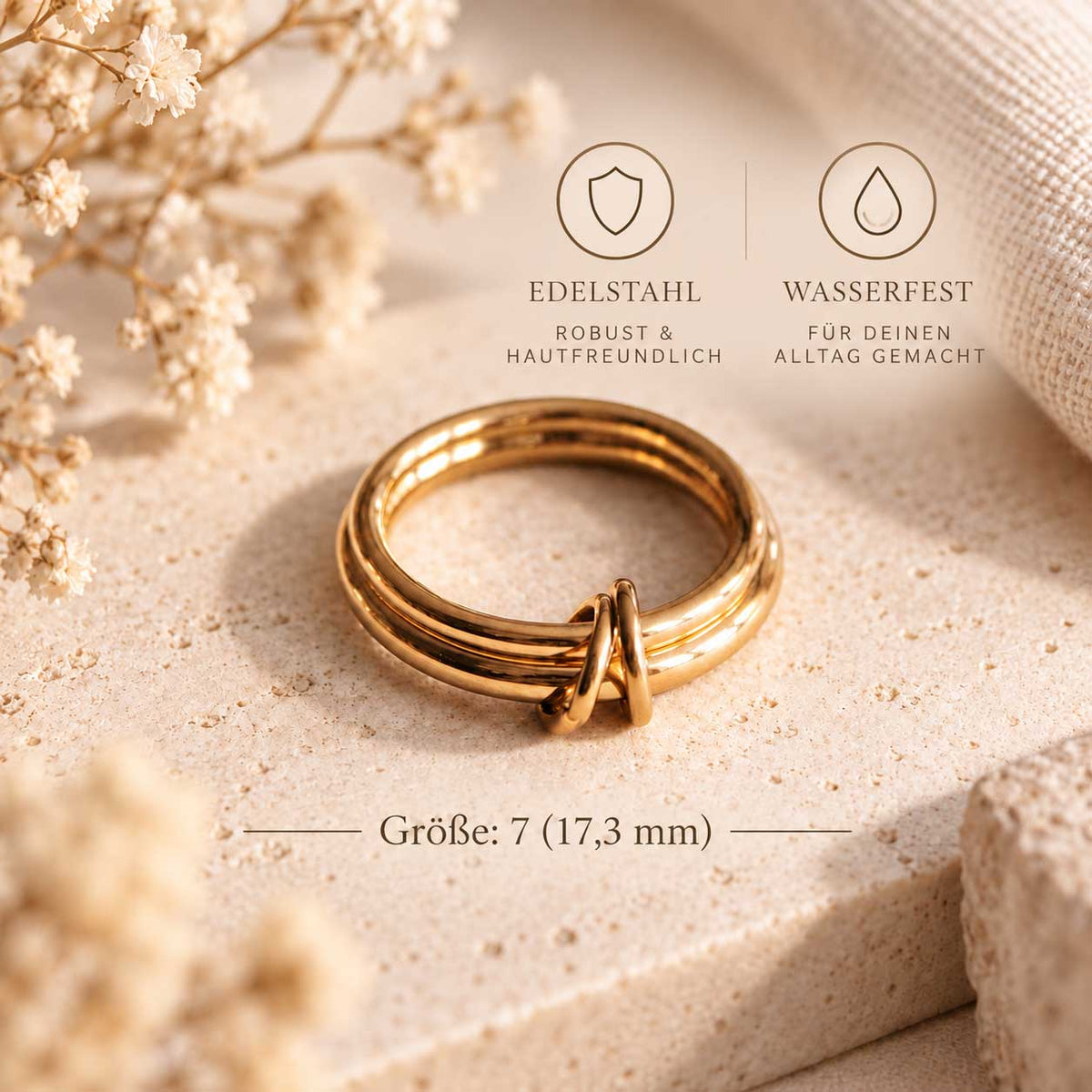 Double Loop goldener Ring mit Maßangaben – Größe 7 (17,3 mm), Edelstahl, wasserfest, hautfreundlich, zwei Parallelbänder mit Knotendetail, Infografik auf Travertin-Stein
